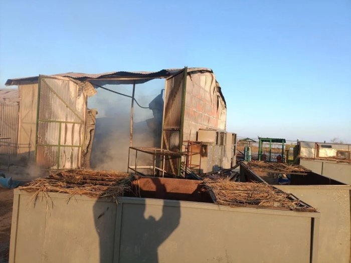 В Большечерниговском районе горел амбар площадью более 400 квадратных метров