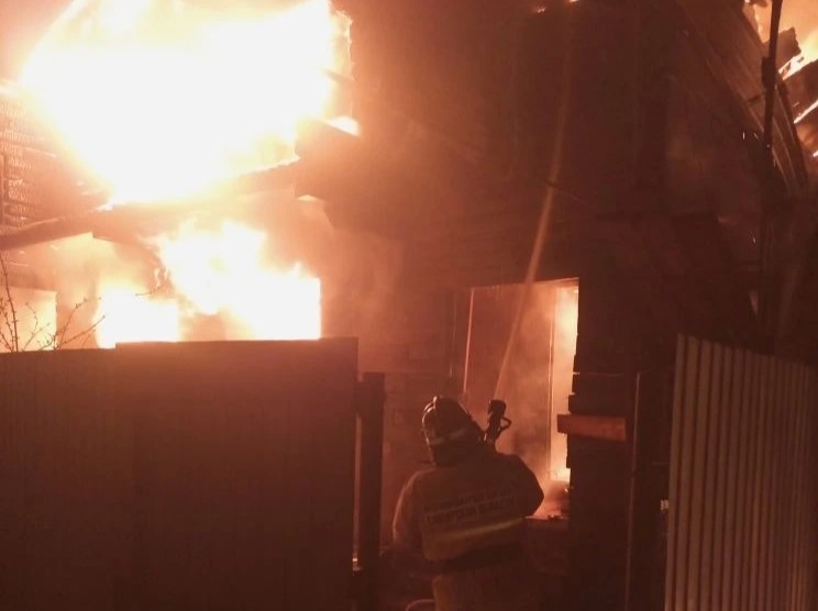 В селе Дмитриевка Нефтегорского района горел частный дом