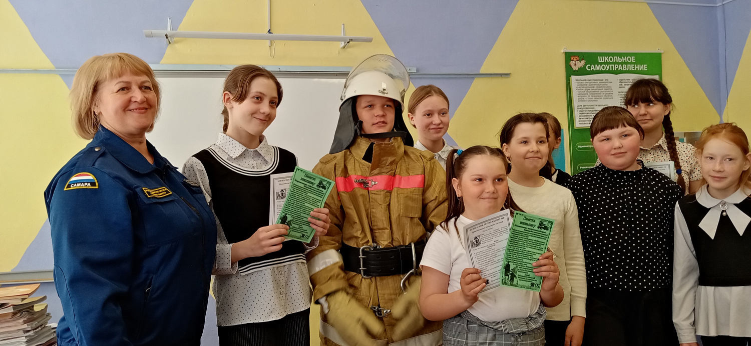 В Приволжском районе специалисты пожарно-спасательного отряда № 45  проводят профориентационные занятия с учащимися