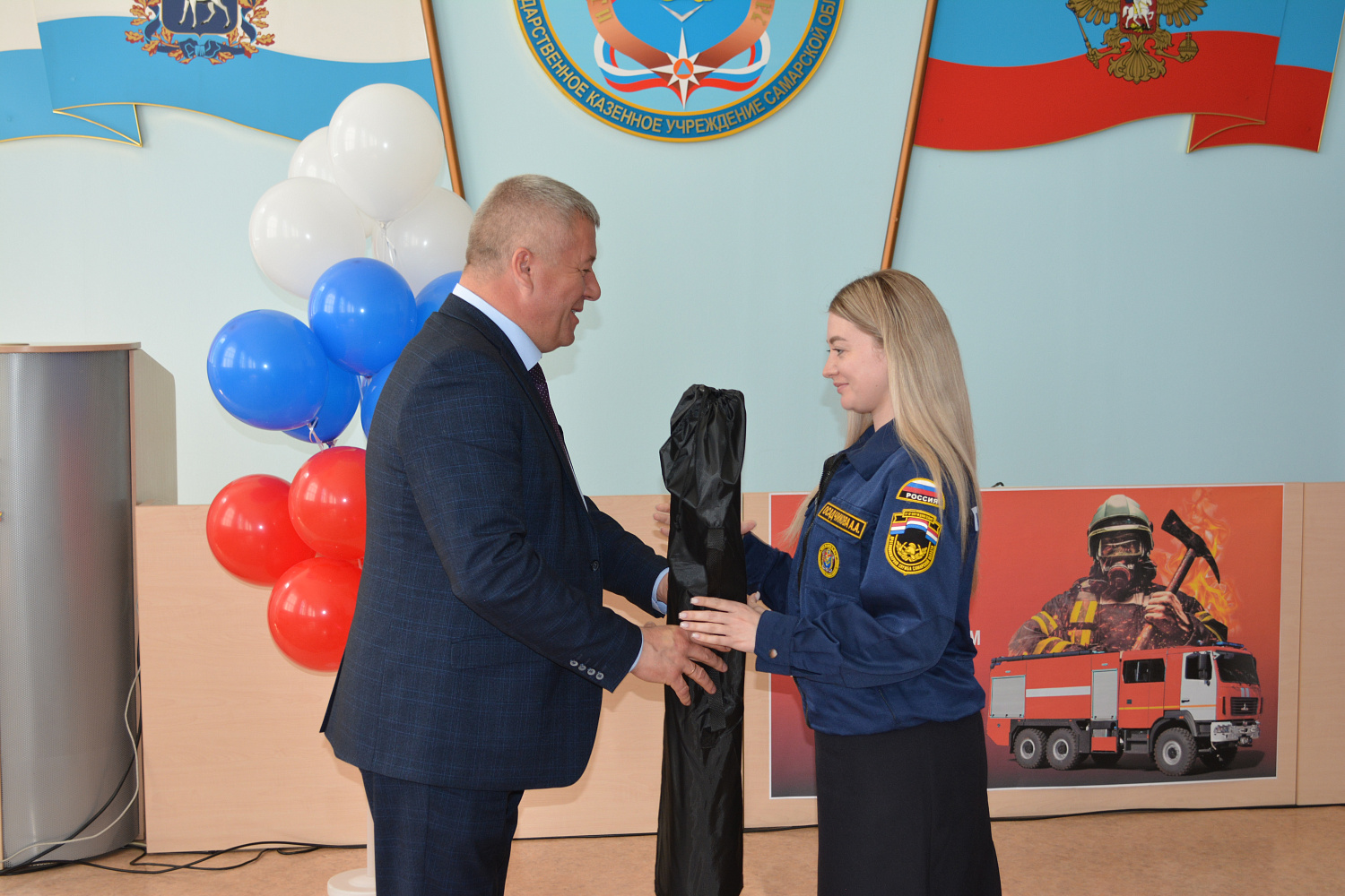 На торжественном мероприятии, посвященном Дню пожарной охраны России,   чествовали отличившихся специалистов и победителей детского конкурса рисунков