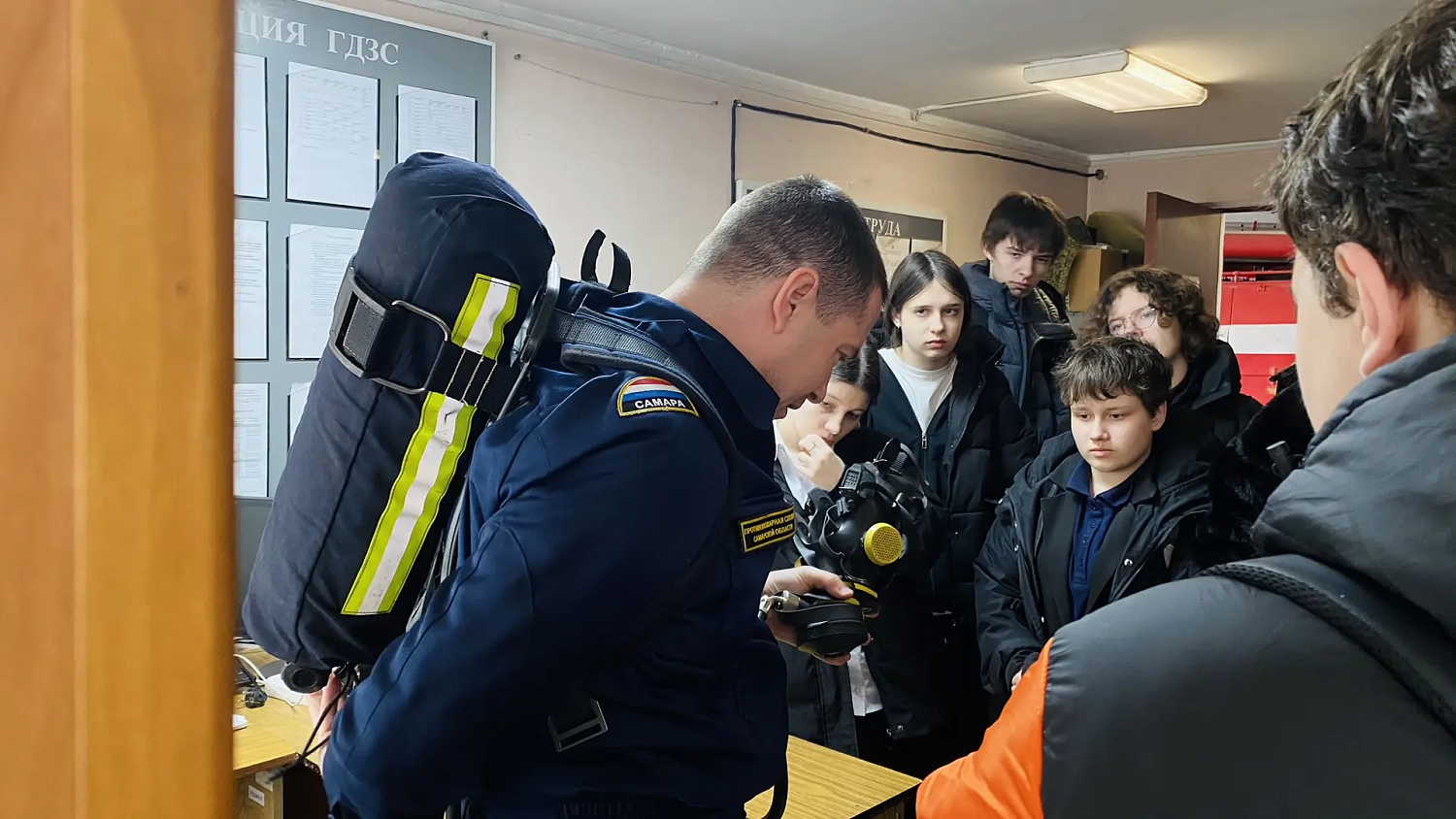 В Безенчукском районе учащиеся старших классов общеобразовательной школы познакомились с профессией пожарного - спасателя