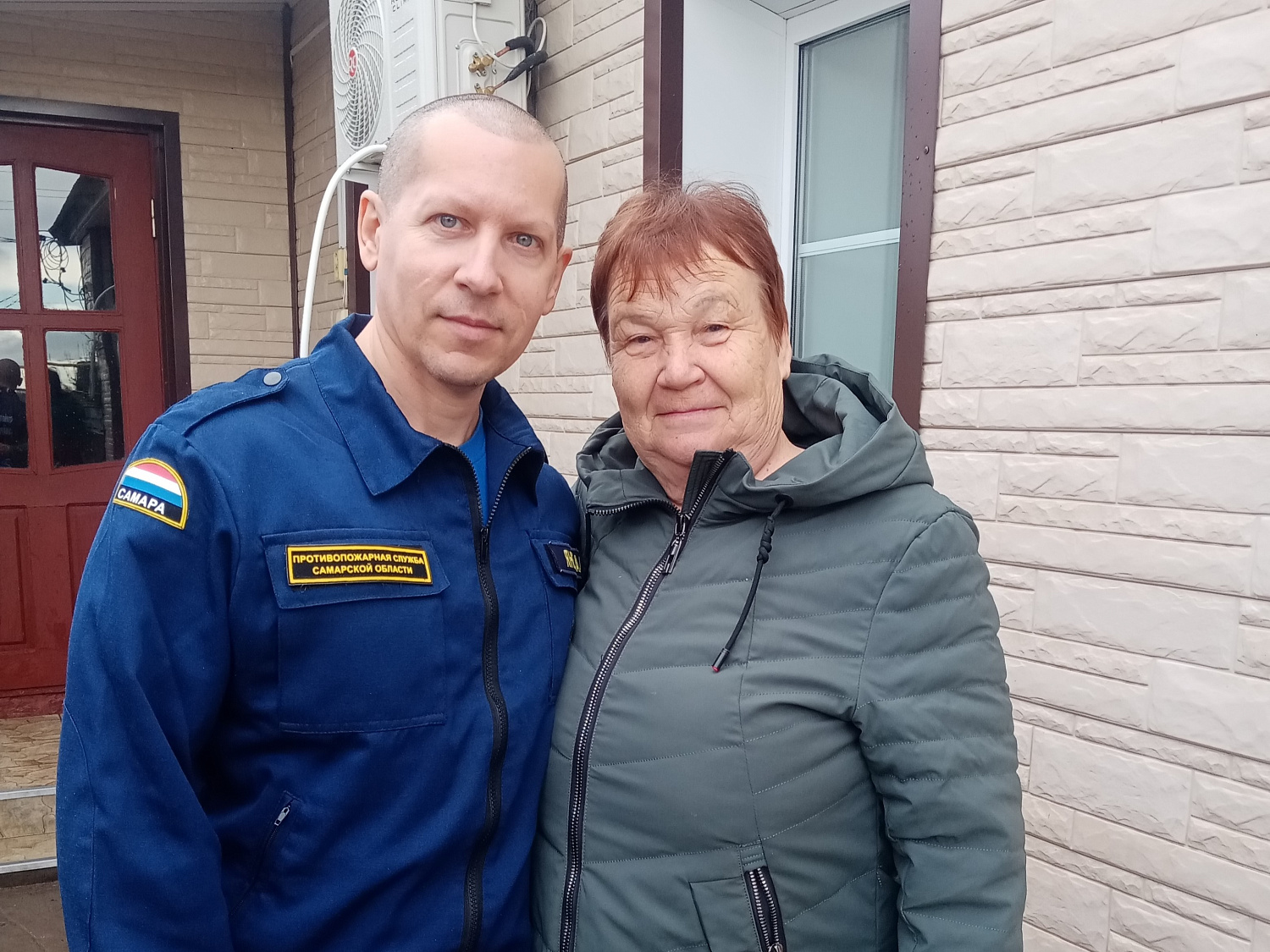 Представители 45-го пожарно-спасательного отряда поздравили ветеранов с Днем пожарной охраны России