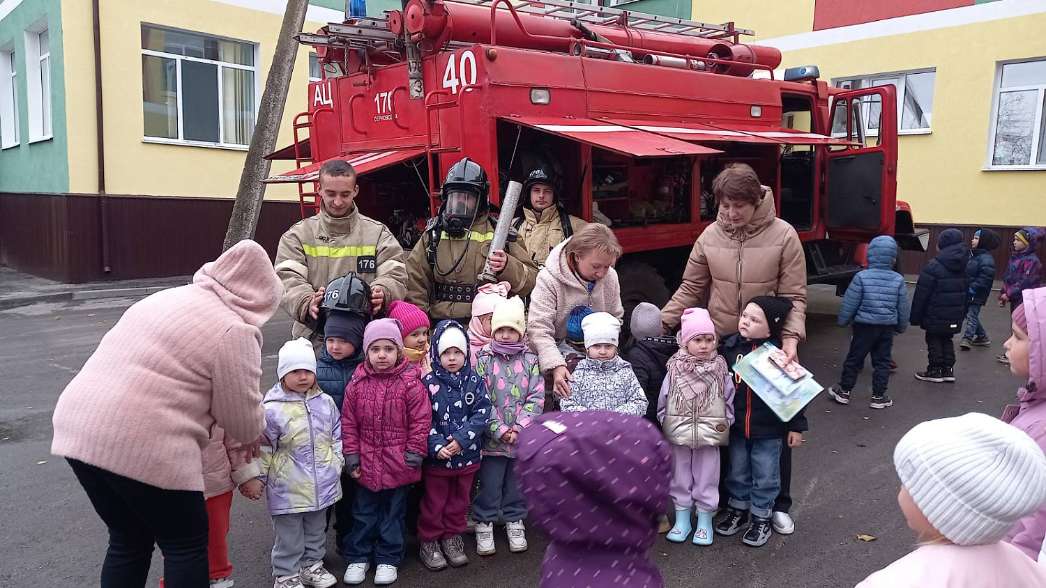 Представители регионального ГКУ «Центр по делам ГО, ПБ и ЧС» продолжают знакомить дошкольников с профессией пожарного - спасателя 