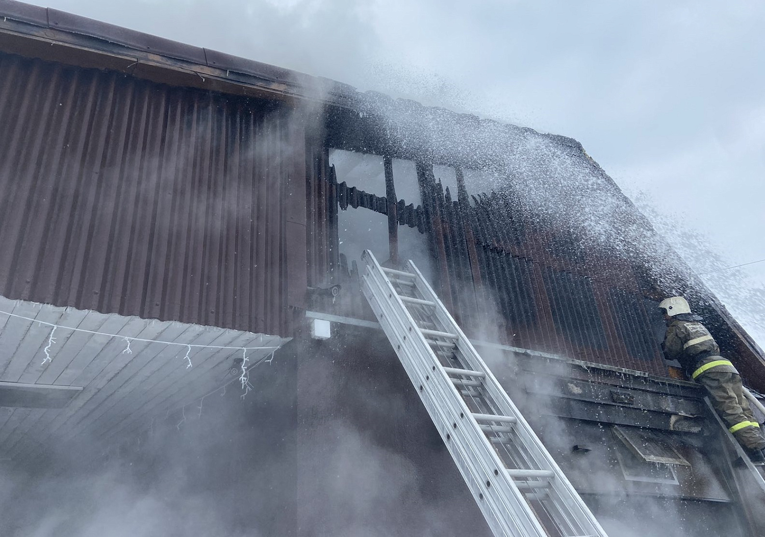 Огнеборцы пожарно-спасательного отряда № 34 спасли жилой дом
