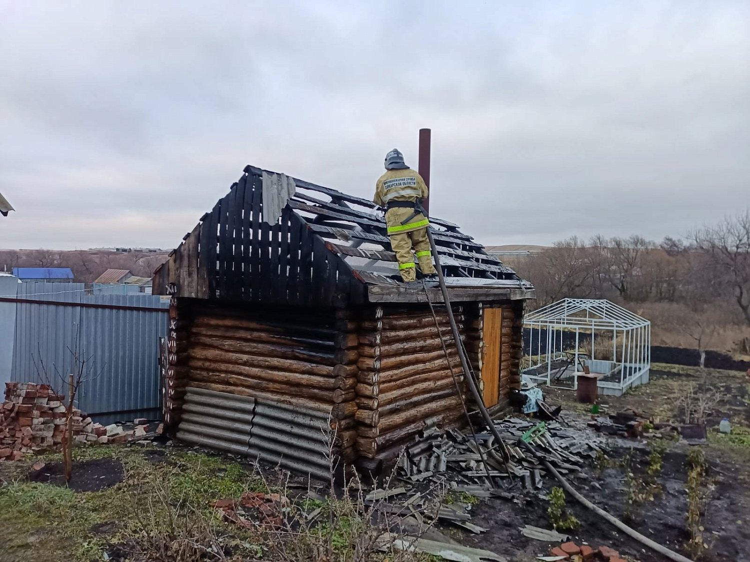 Вчера в Исаклинском районе горела баня на площади 18 квадратных метров