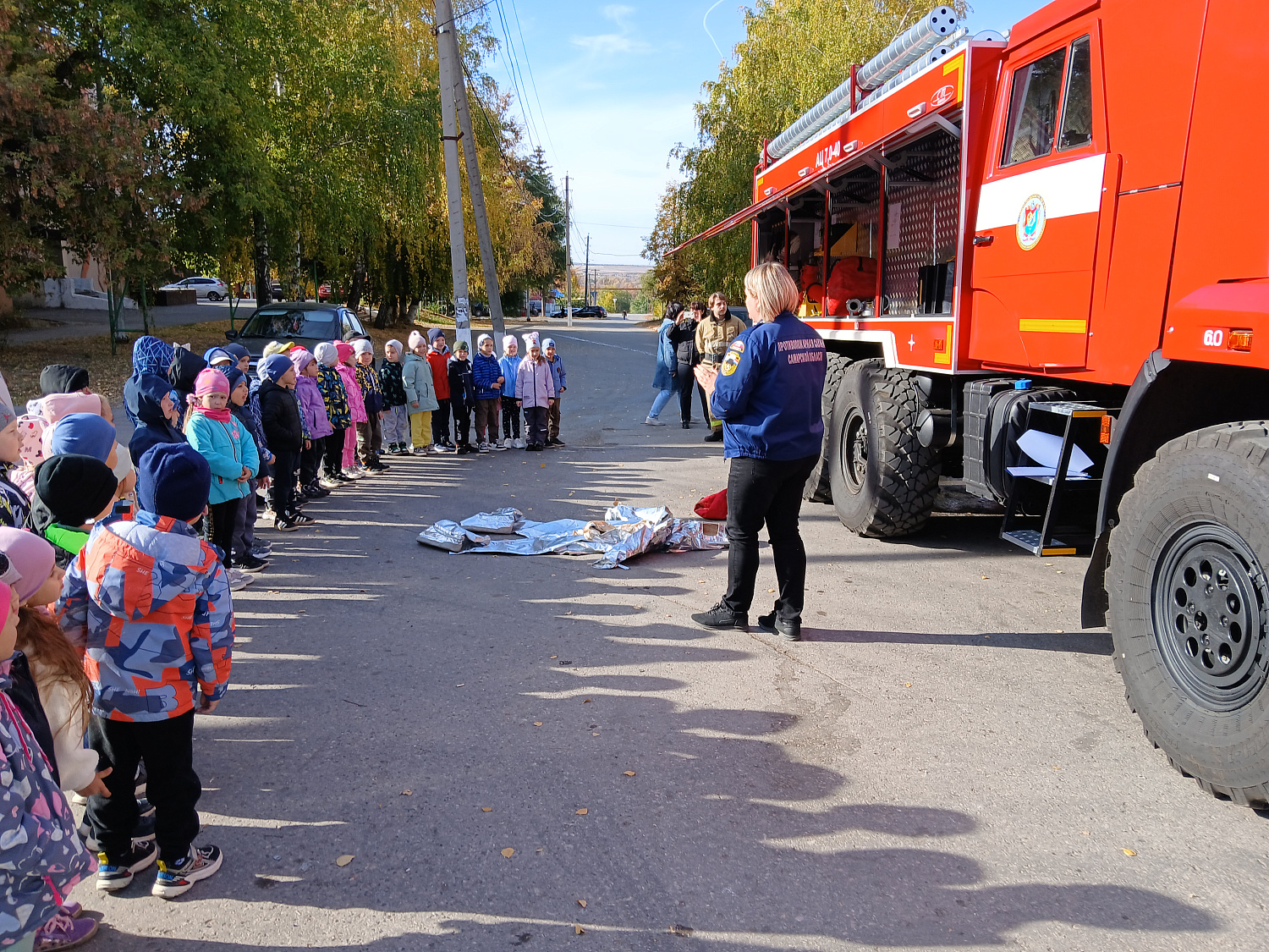 Представители регионального ГКУ «Центр по делам ГО, ПБ и ЧС» продолжают знакомить дошкольников с профессией пожарного - спасателя 