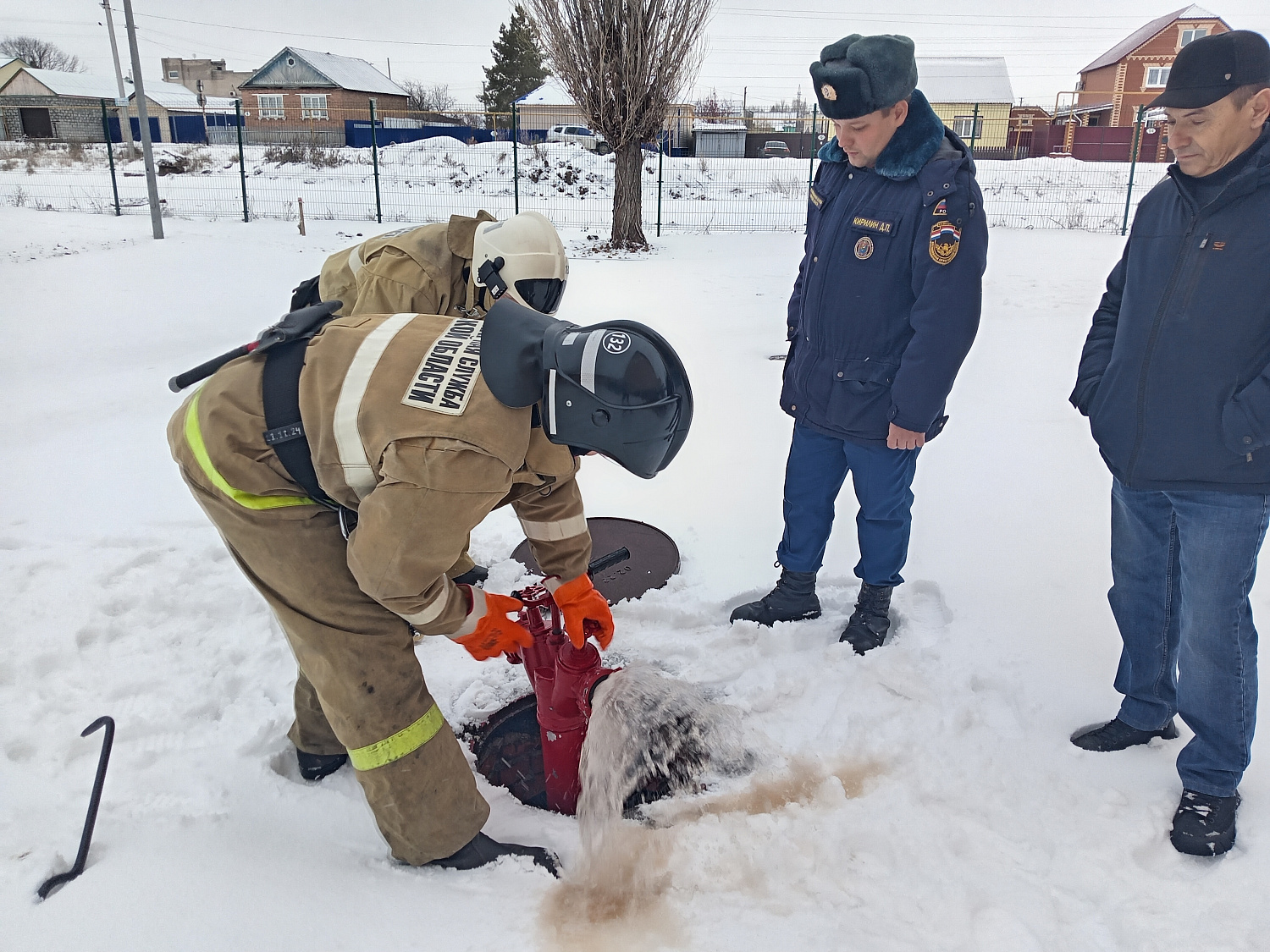В преддверии новогодних мероприятий дежурный караул пожарно-спасательной части № 132 провели проверки по соблюдению мер пожарной безопасности и работе противопожарного водоснабжения