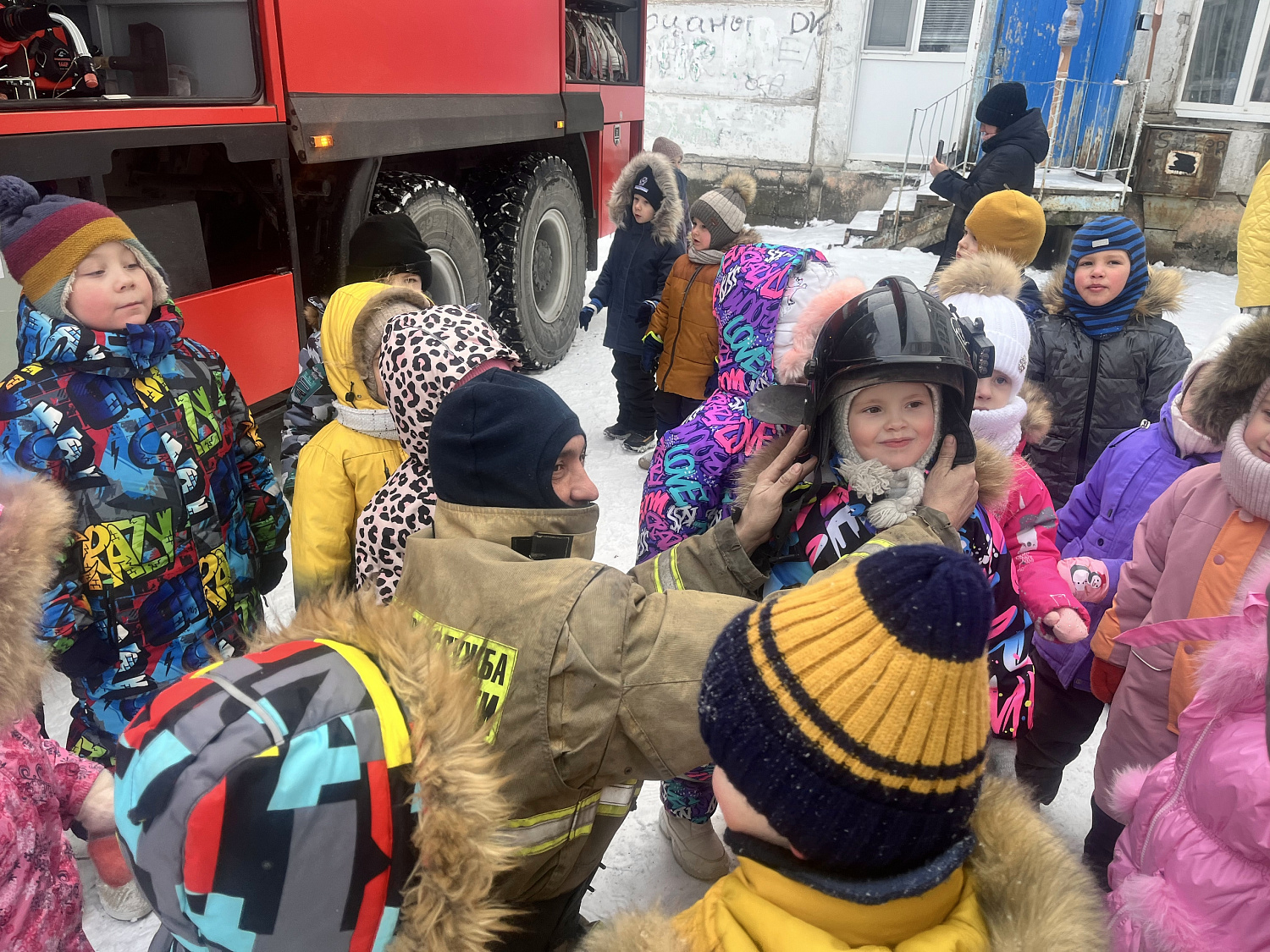 Инструктор противопожарной профилактики и боевой расчет пожарно-спасательной части № 136 пожарно-спасательного отряда № 34 побывали в гостях у детей из детского сада