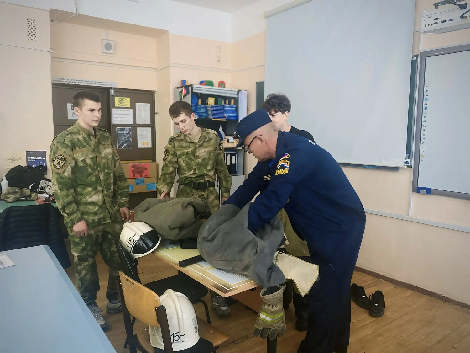 Представители пожарно-спасательного отряда № 44  провели открытый урок в безенчукском техникуме