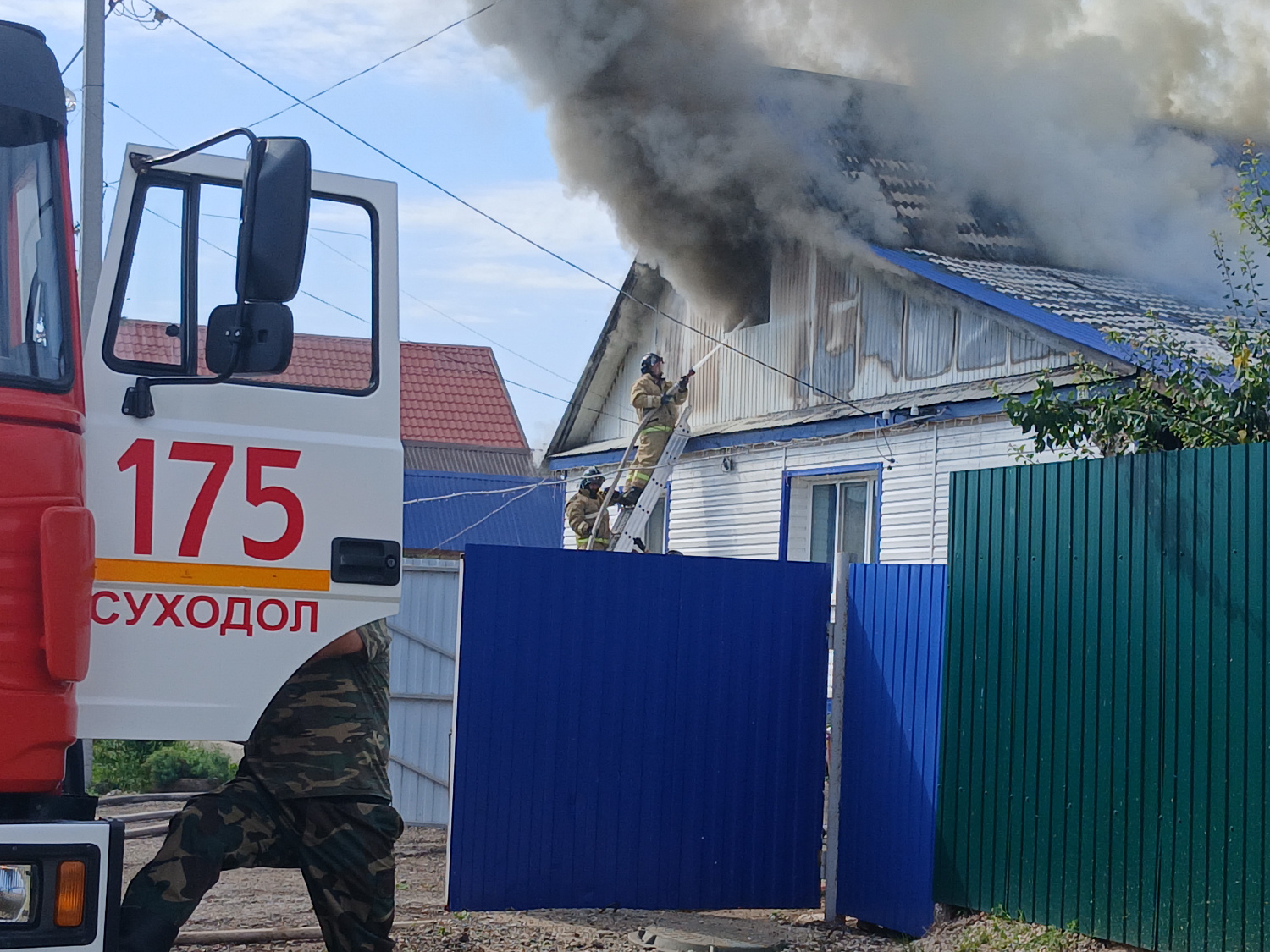 Сегодня утром в Сергиевском районе горела крыша жилого дома