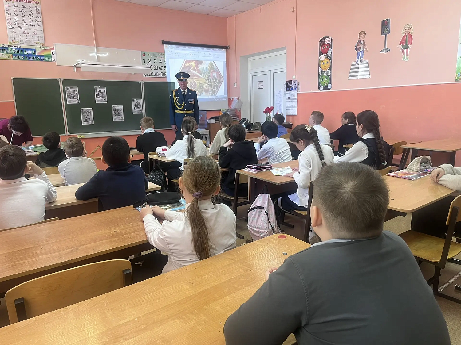 Сегодня, в честь Дня пожарной охраны России, наши специалисты побывали в гостях у кинельских школьников