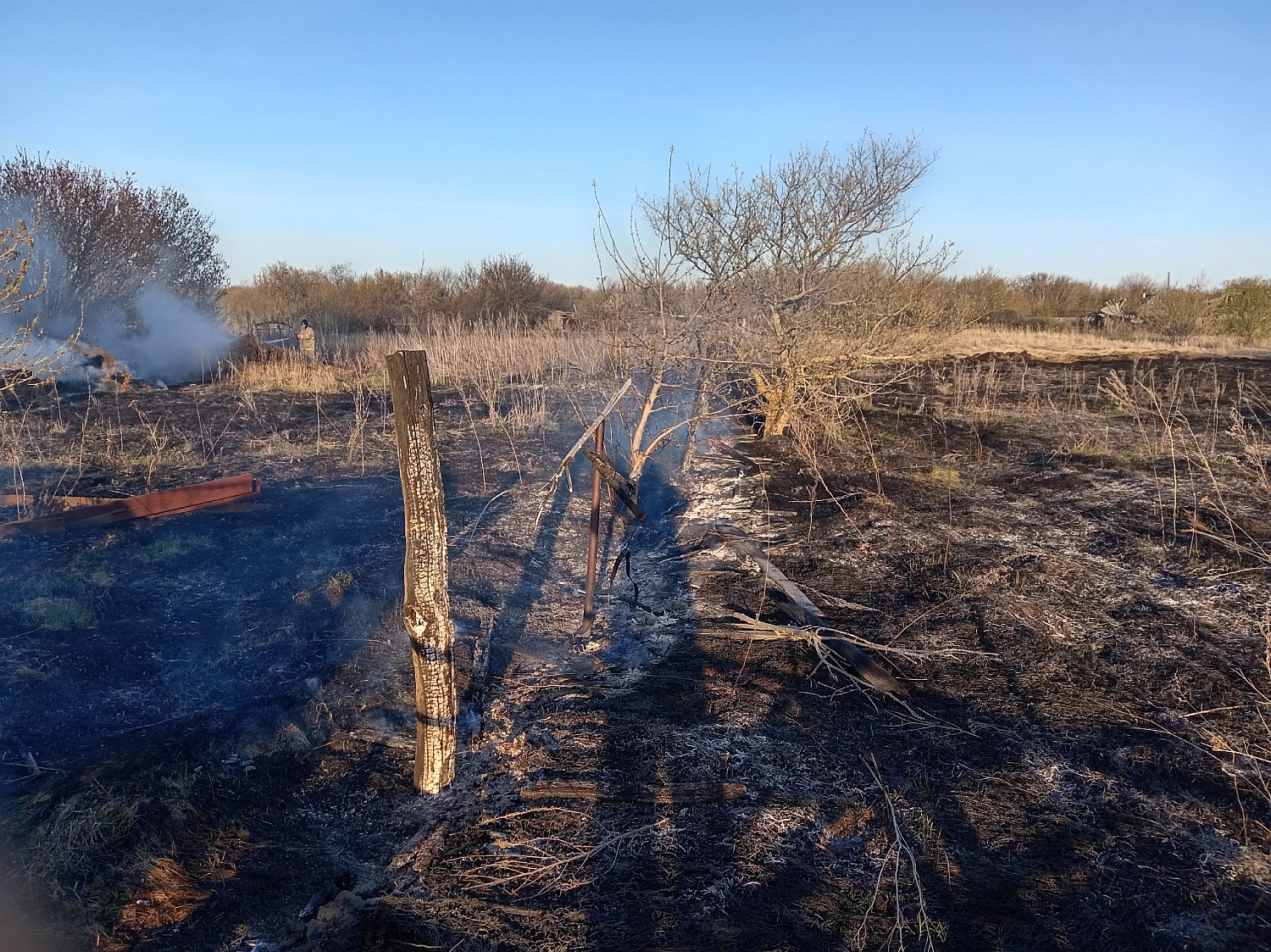 В Сергиевском и Хворостянском районах горели мусор и трава