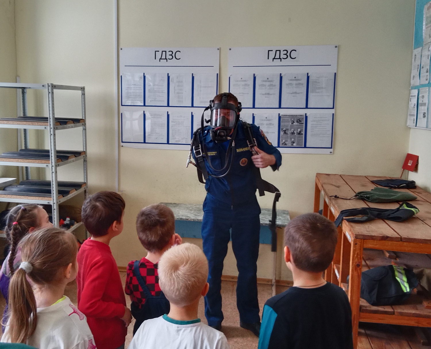 Повторяем противопожарные правила с нашим инструктором пожарно-спасательной части № 125 