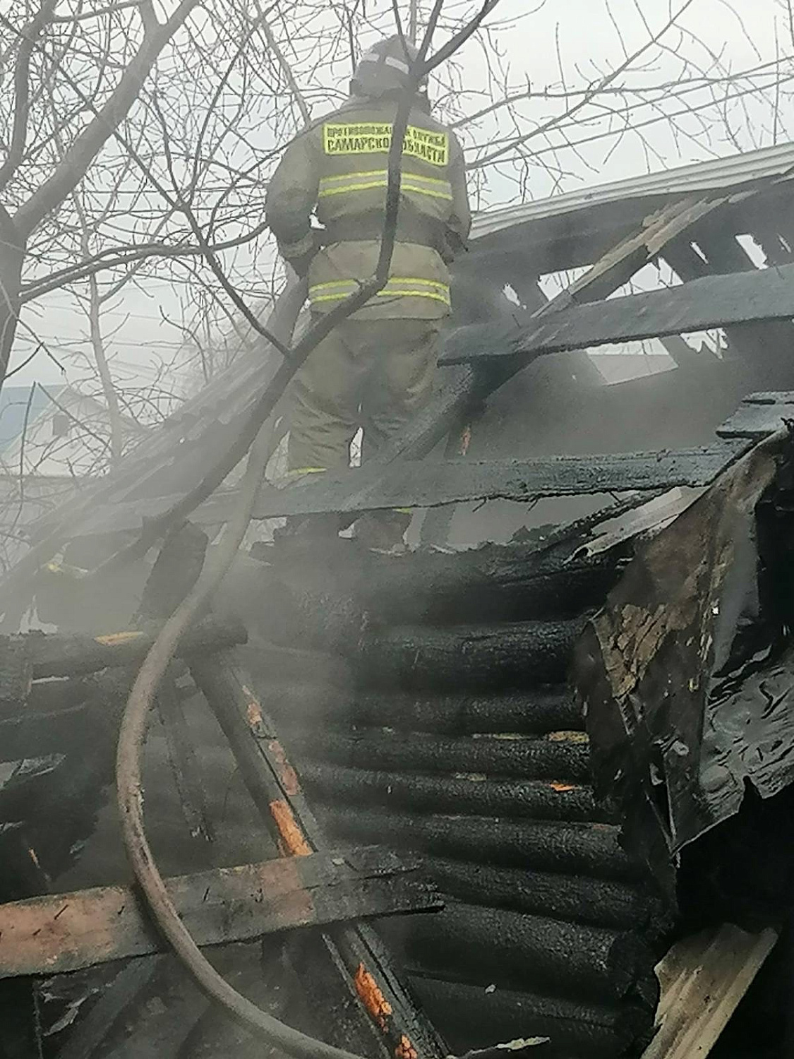 В селе Красный Яр на площади 40 квадратных метров горели надворные постройки 