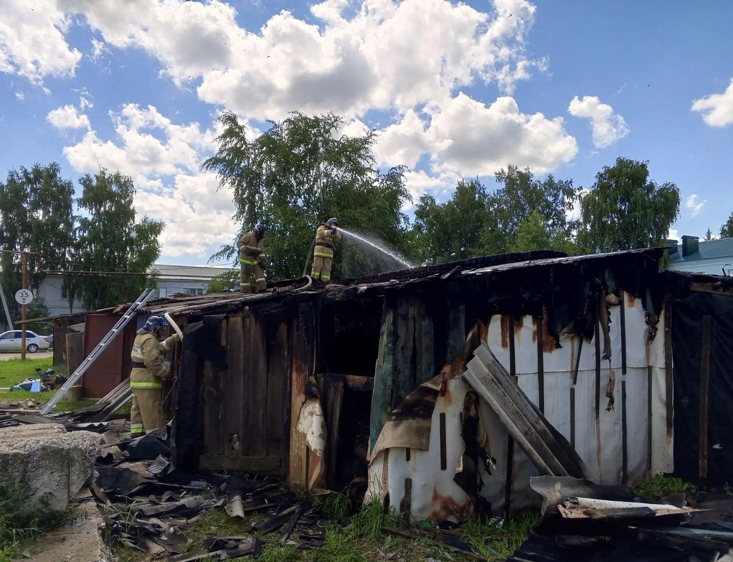 В Челно-Вершинском районе на площади 100 квадратных метров горели надворные постройки 