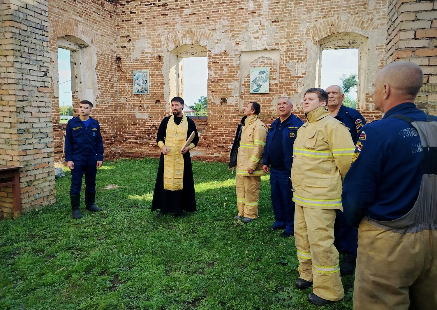 А в Безенчукском районе прошёл молебен о защите от бед и огня в возрождающемся храме «Неопалимая Купина»