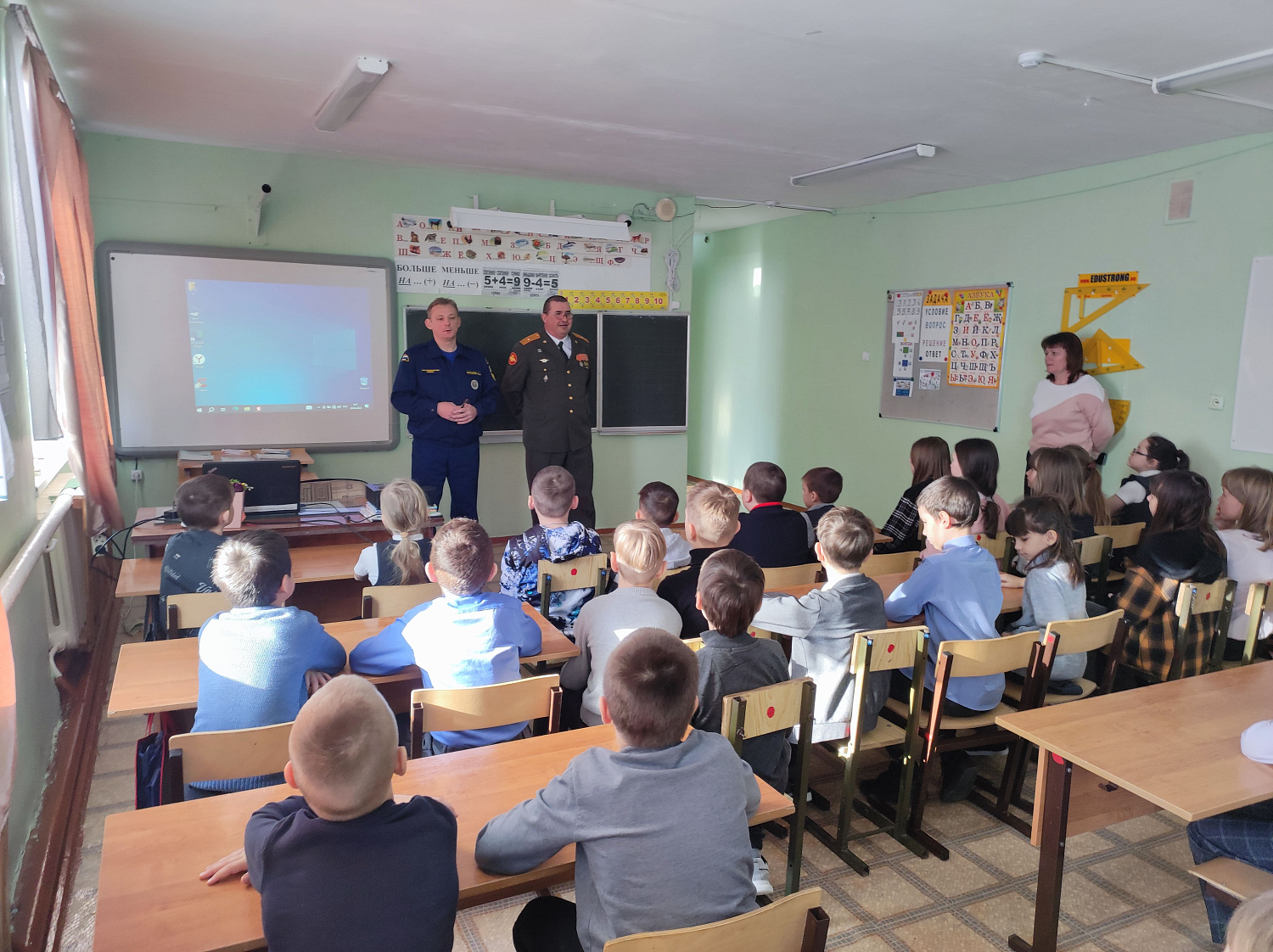 В образовательных учреждениях Самарской области проходят Уроки мужества с участием ветеранов противопожарной службы 