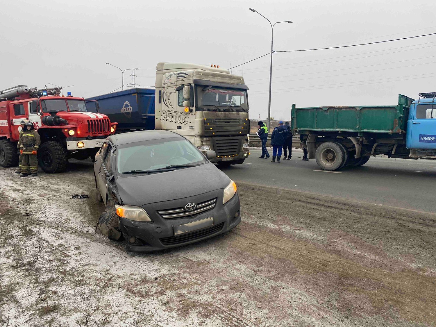 Примерно час назад в Кинельском районе произошло ДТП с тремя транспортными средствами