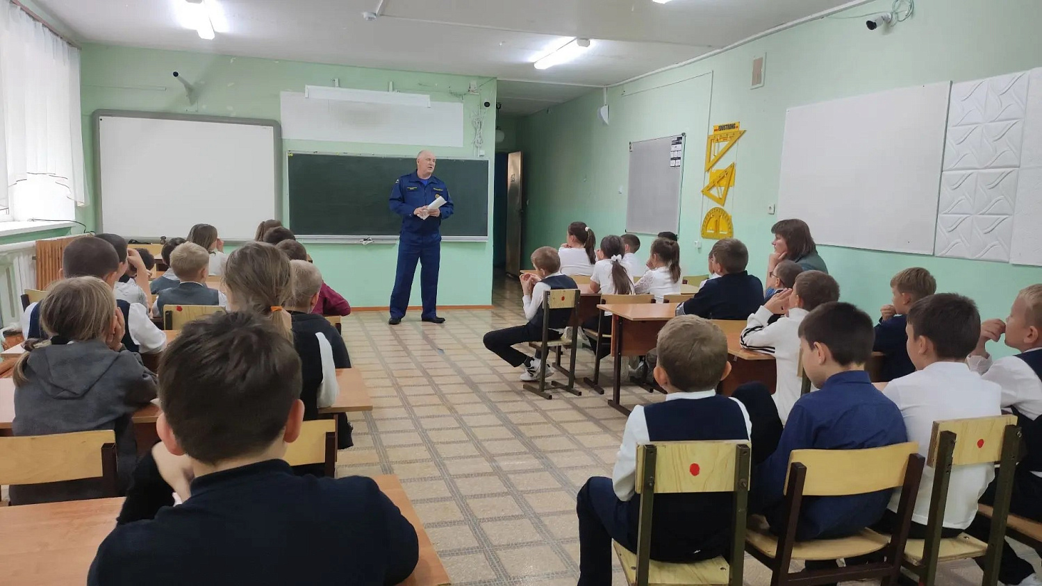 Обучающие занятия по гражданской обороне прошли в образовательных учреждениях Хворостянского, Безенчукского, Клявлинского, Елховского районах, а также города Октябрьска
