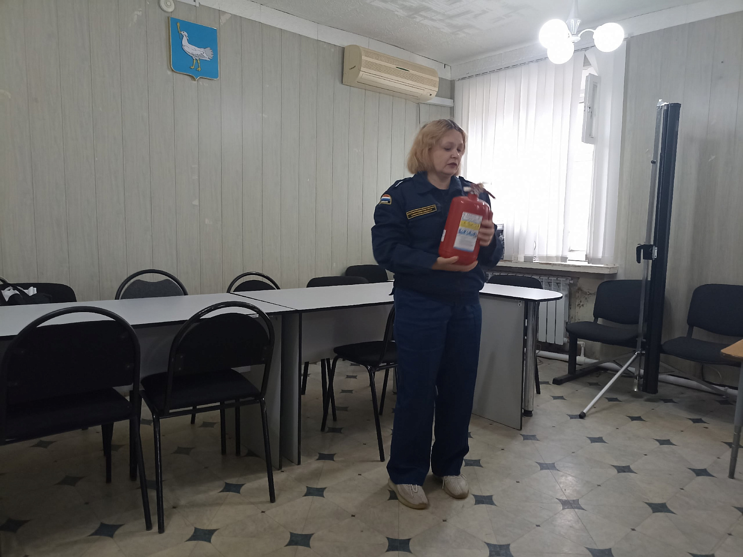 Беседы с работниками социального обслуживания провела инструктор противопожарной профилактики Елена Сафонова