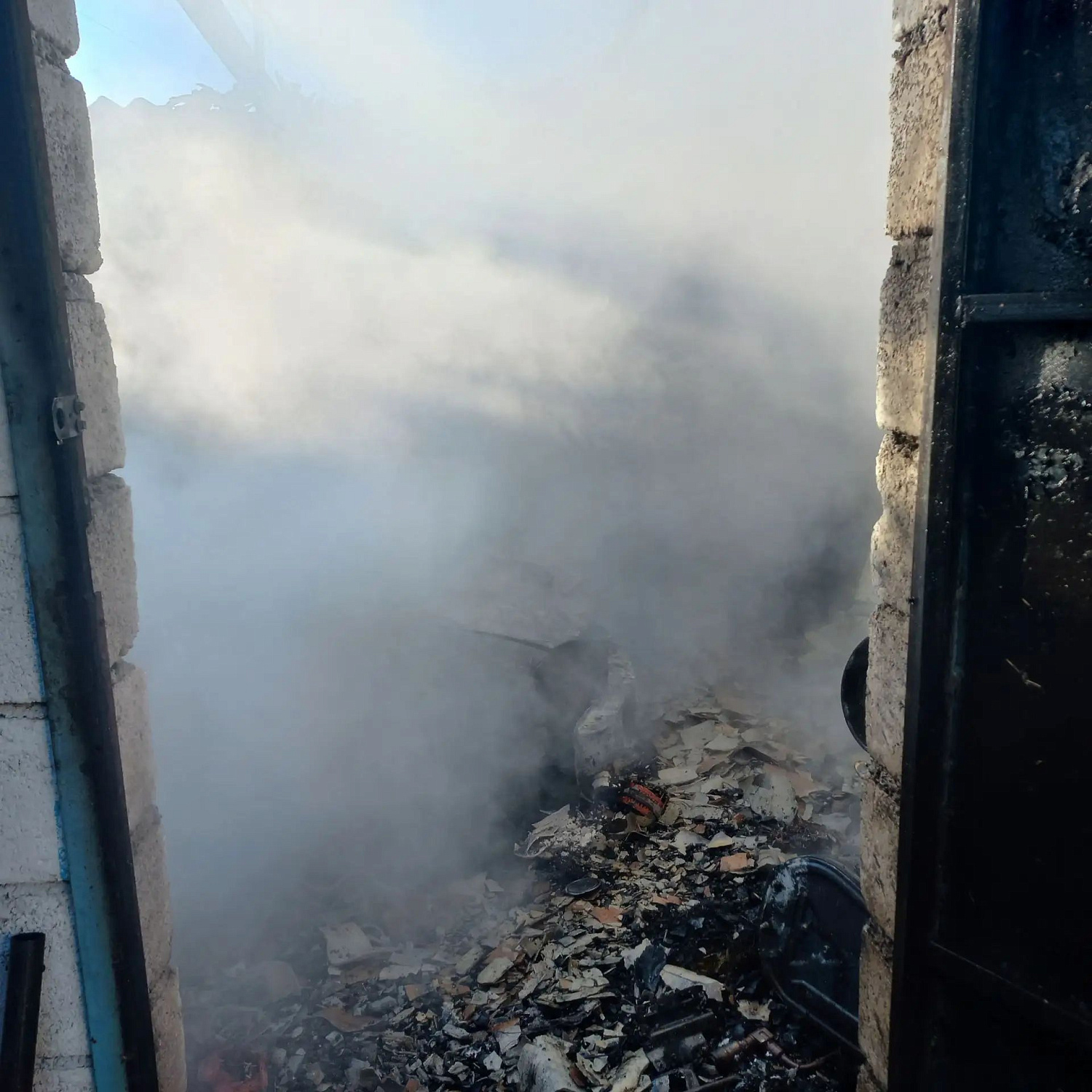 В селе Бахилово Ставропольского района горел гараж с автомобилем