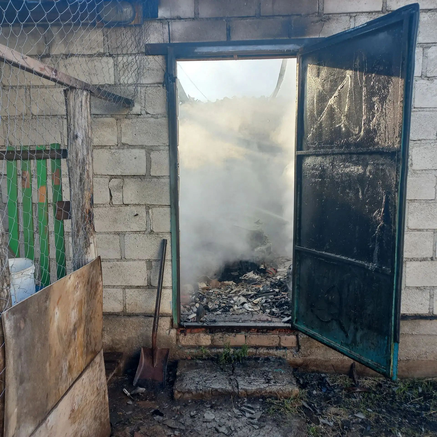 В селе Бахилово Ставропольского района горел гараж с автомобилем