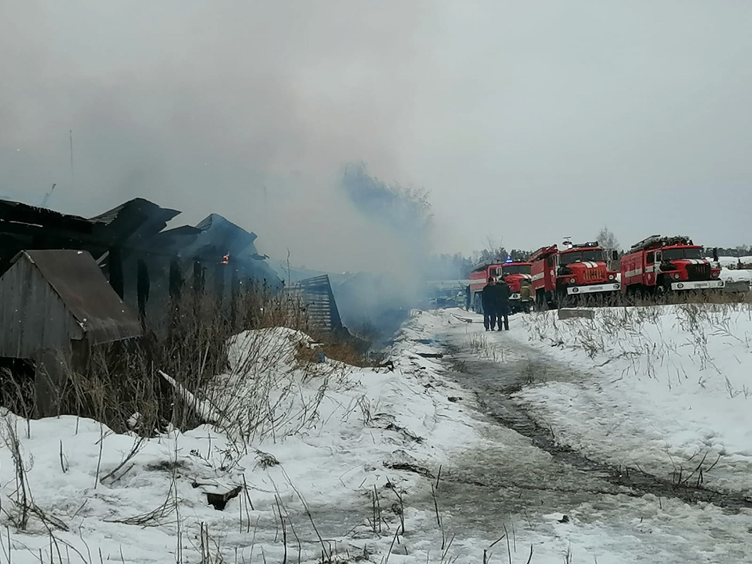 Прямо сейчас в Красноярском районе продолжаются проливка и разбор горящих конструкций