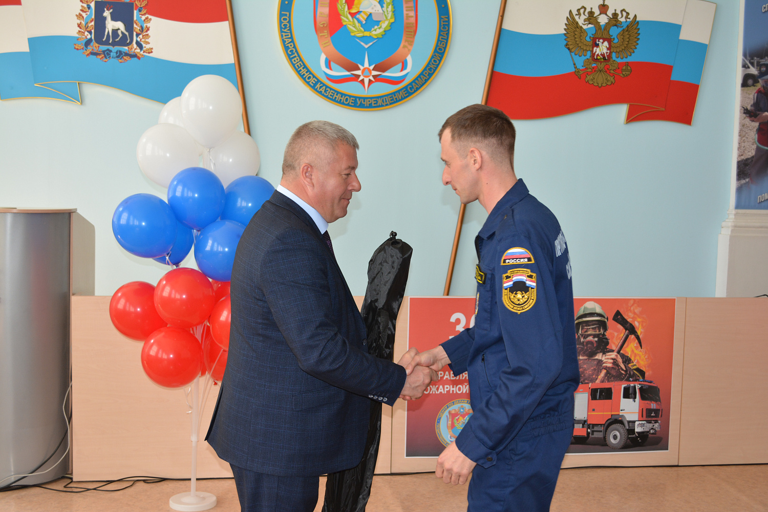 На торжественном мероприятии, посвященном Дню пожарной охраны России,   чествовали отличившихся специалистов и победителей детского конкурса рисунков