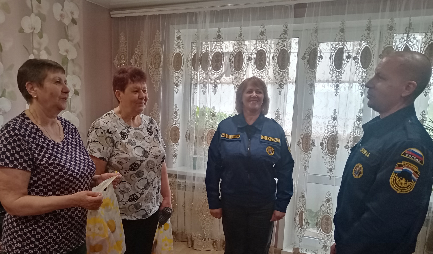 Представители 45-го пожарно-спасательного отряда поздравили ветеранов с Днем пожарной охраны России