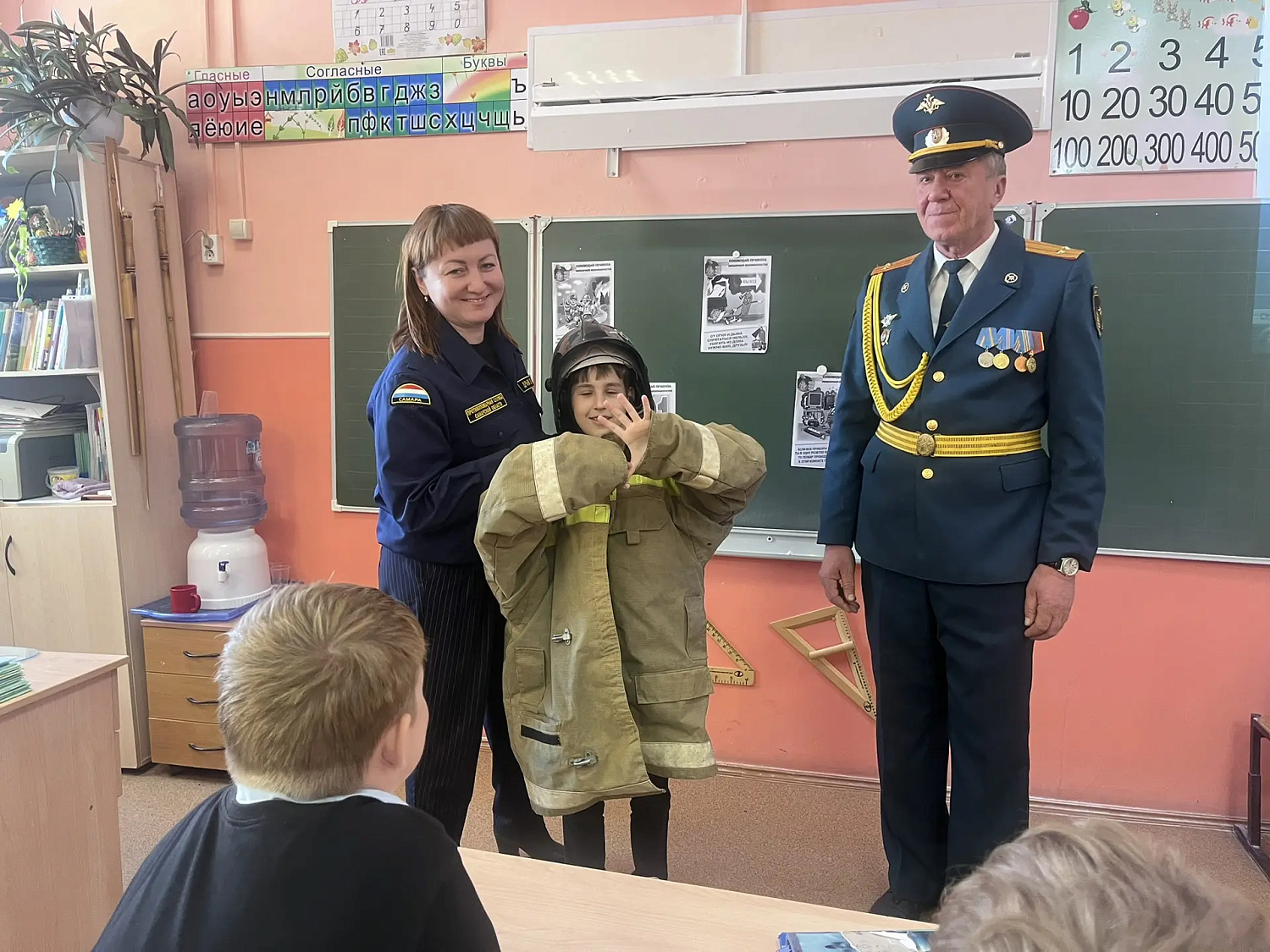 Сегодня, в честь Дня пожарной охраны России, наши специалисты побывали в гостях у кинельских школьников