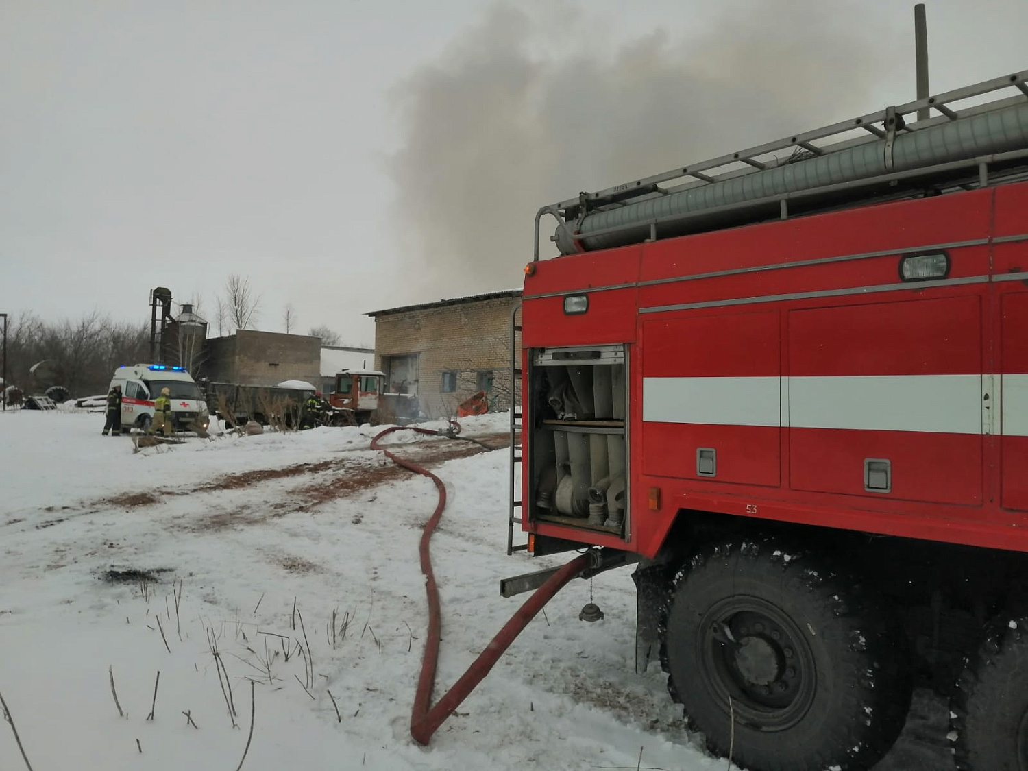 Прямо сейчас в Красноярском районе продолжаются проливка и разбор горящих конструкций