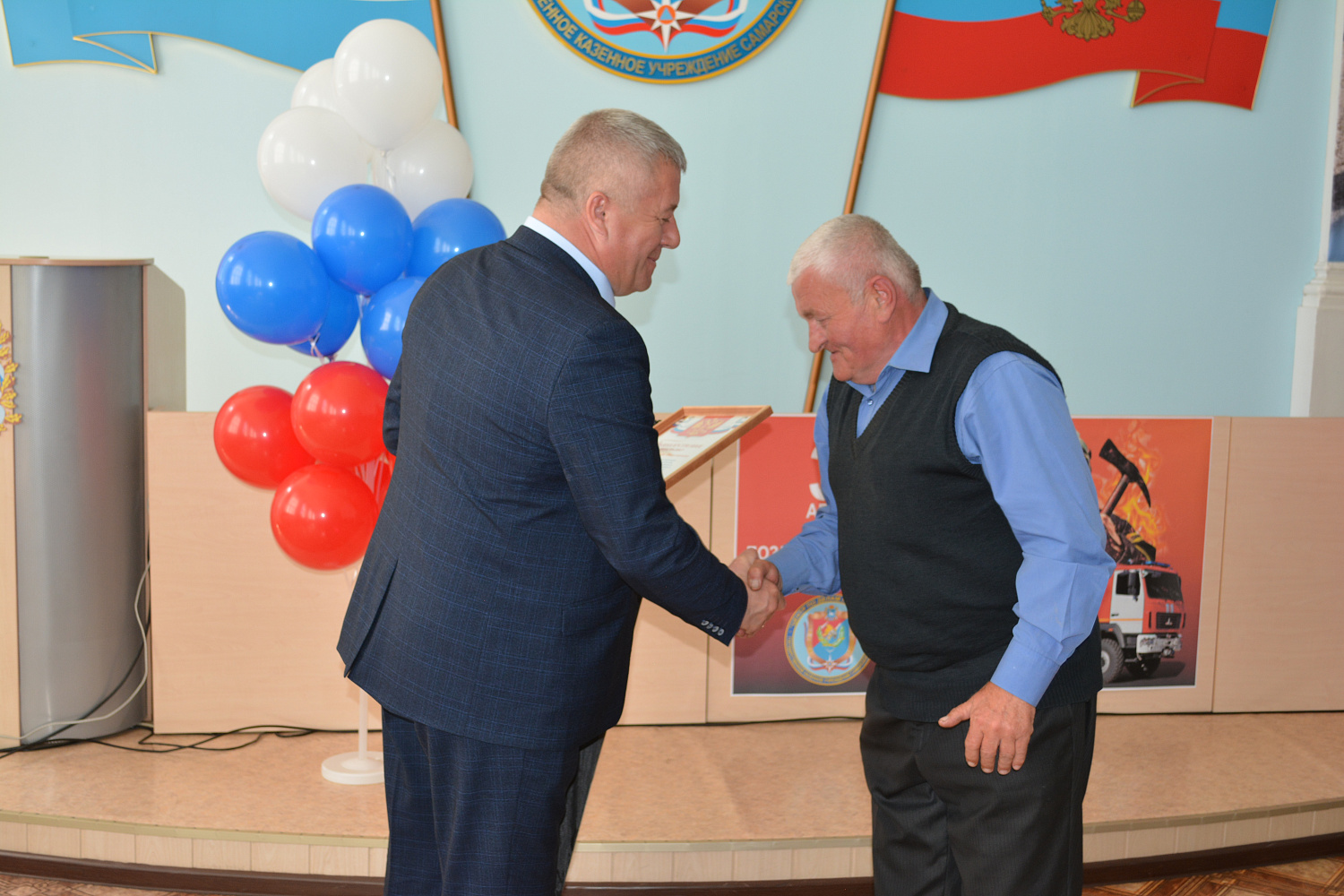 На торжественном мероприятии, посвященном Дню пожарной охраны России,   чествовали отличившихся специалистов и победителей детского конкурса рисунков