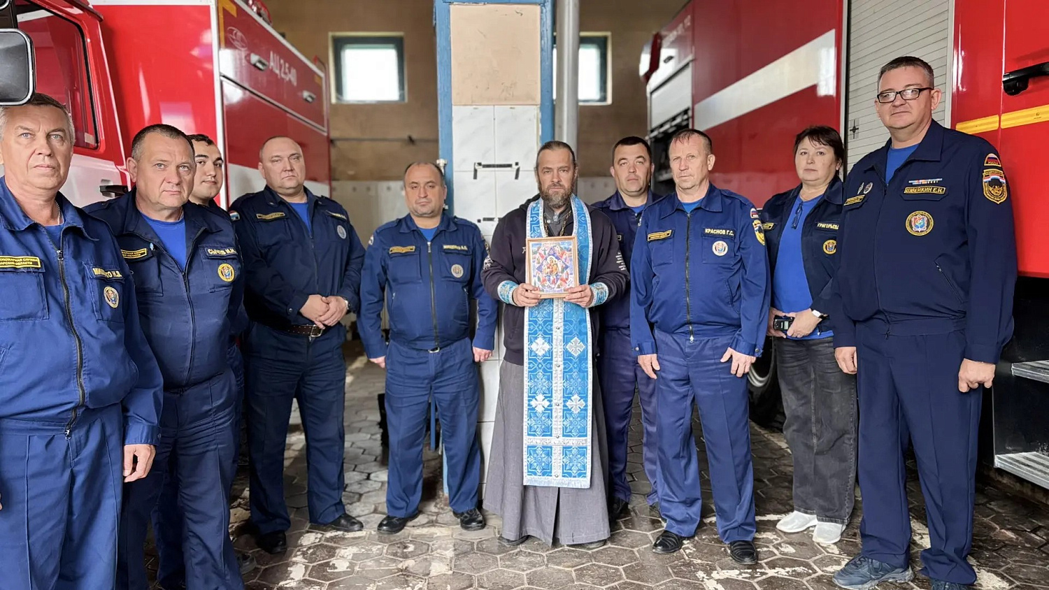 В честь иконы Божией Матери «Неопалимая Купина» продолжают проходить праздничные молебны — в них принимают участие территориальные специалисты противопожарной службы