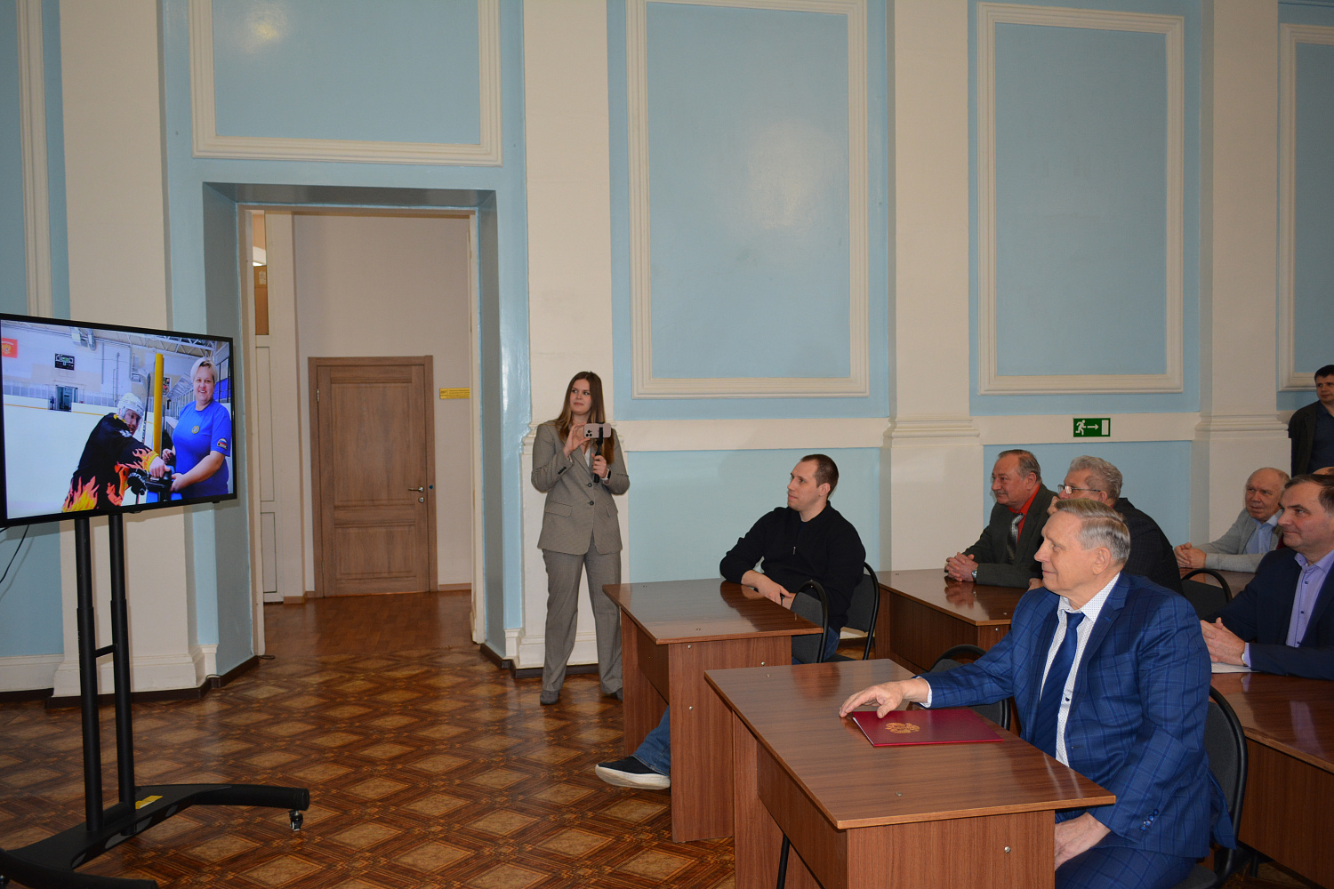 Спасибо, уважаемый Вячеслав Ильич, за Ваше многолетнее и безупречное руководство!