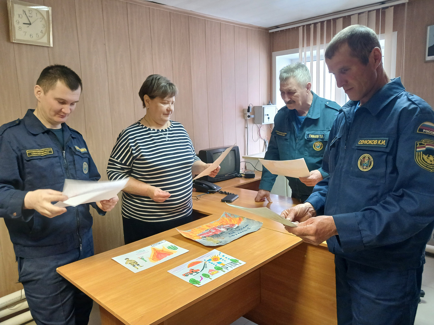 В наших территориальных подразделениях активно проходят районные этапы регионального конкурса детского рисунка «Мои родители работают в пожарно спасательном подразделении», приуроченного к Дню пожарной охраны Российской Федерации