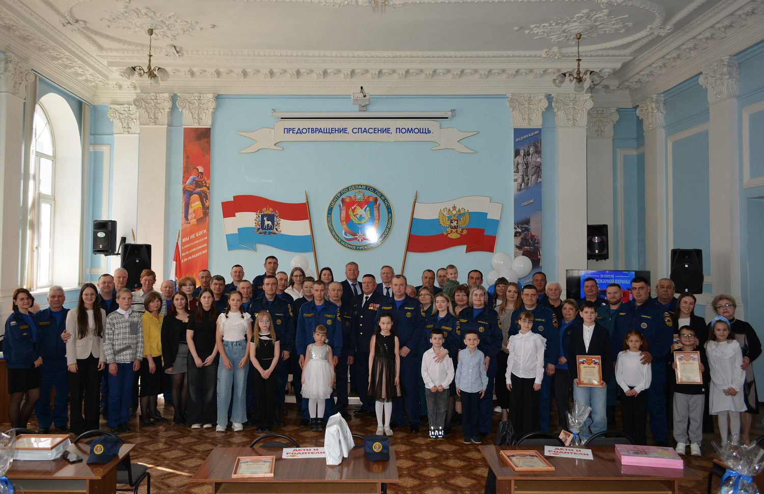 На торжественном мероприятии, посвященном Дню пожарной охраны России,   чествовали отличившихся специалистов и победителей детского конкурса рисунков