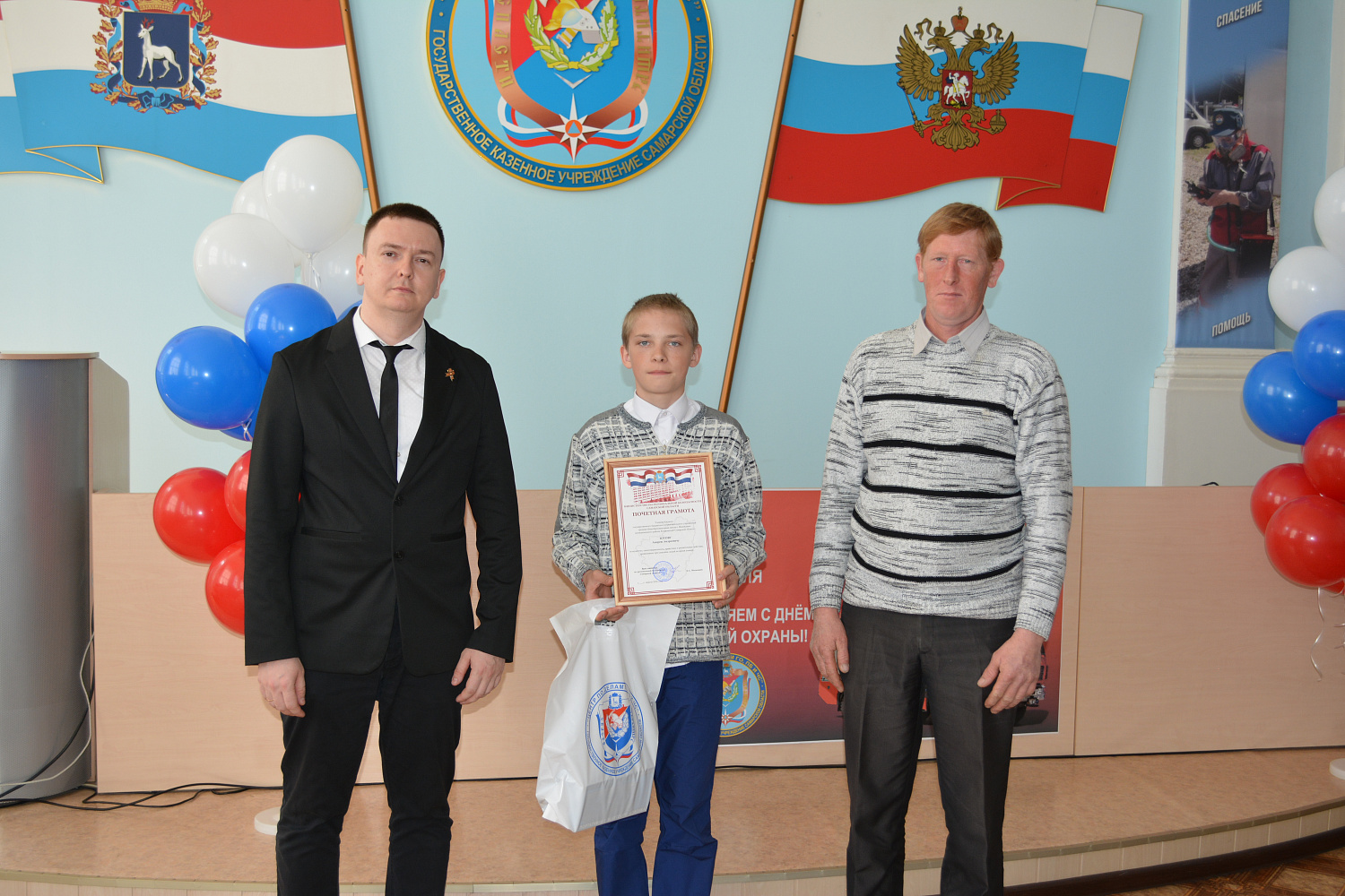 На торжественном мероприятии, посвященном Дню пожарной охраны России,   чествовали отличившихся специалистов и победителей детского конкурса рисунков