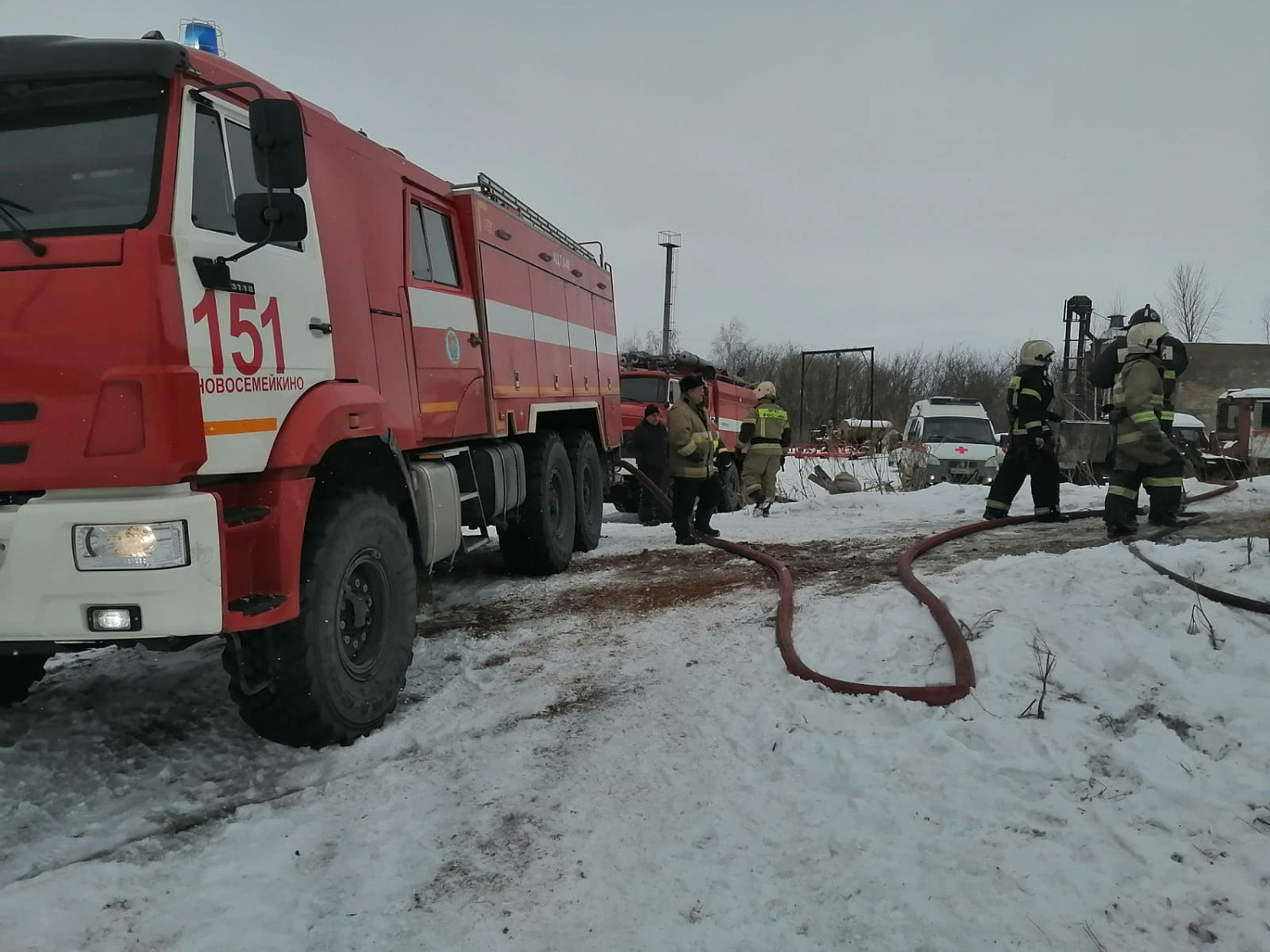 Прямо сейчас в Красноярском районе продолжаются проливка и разбор горящих конструкций