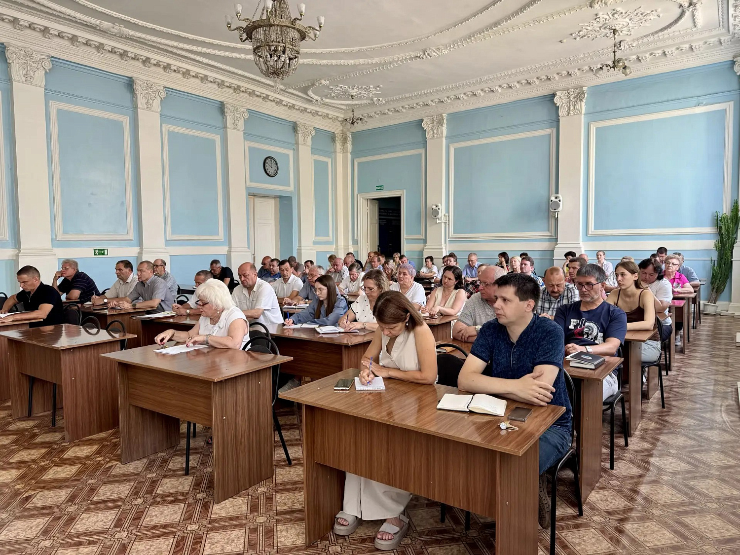 В актовом зале облГКУ «Центр по делам ГО, ПБ и ЧС» под председательством исполняющего обязанности руководителя ведомства Вадима Милюка прошло еженедельное совещание с участием всего коллектива учреждения.