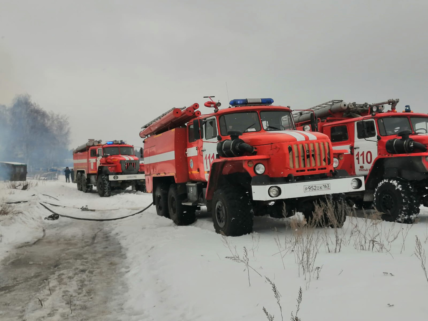 Прямо сейчас в Красноярском районе продолжаются проливка и разбор горящих конструкций