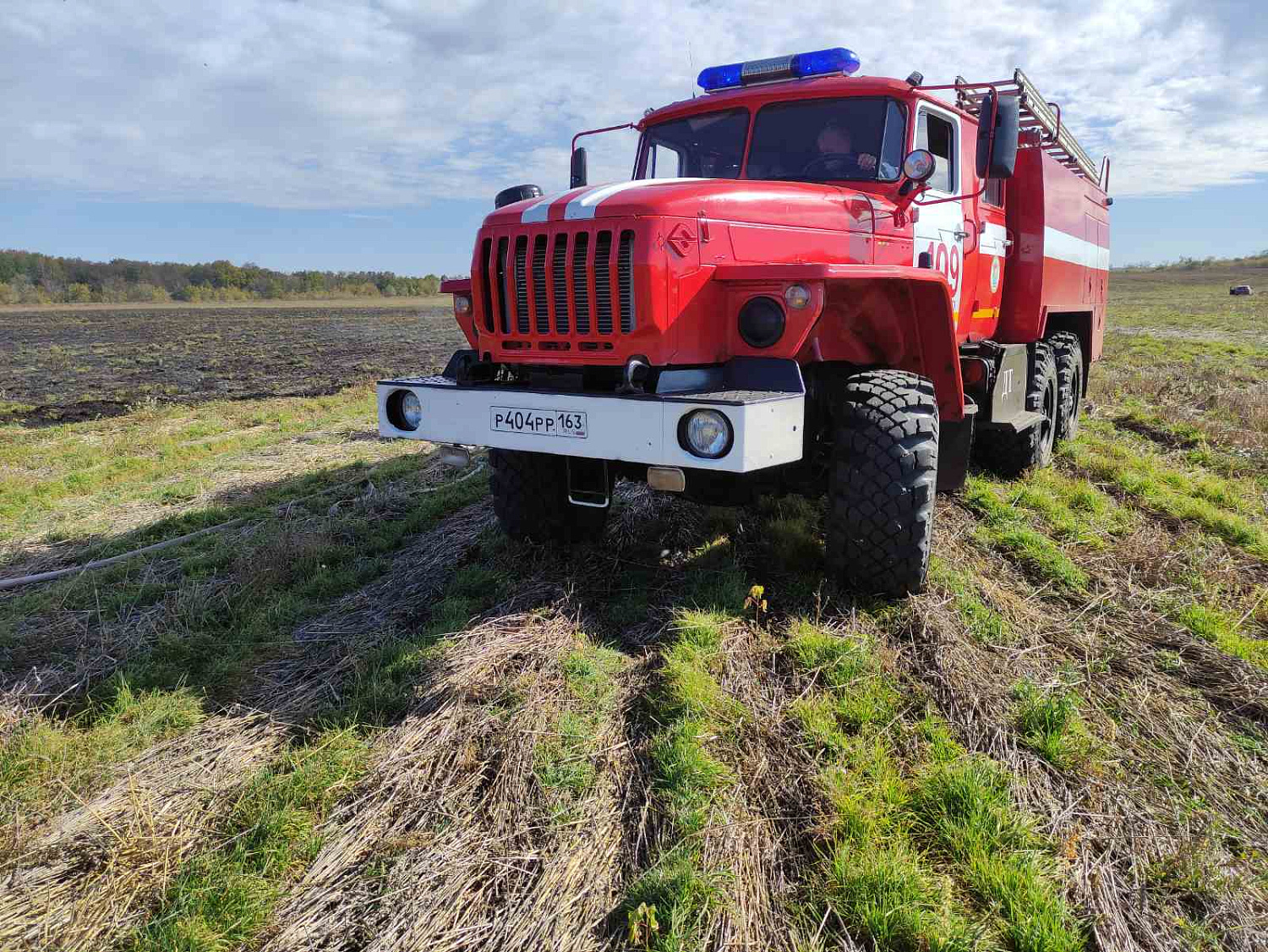 В селе Павловка Сергиевского района горела сухая трава на площади 80 квадратных метров