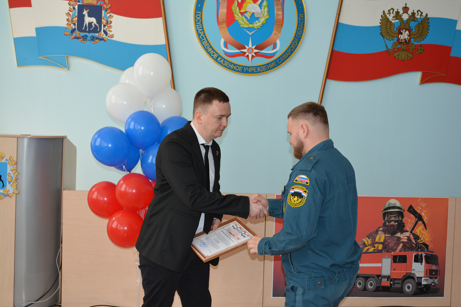 На торжественном мероприятии, посвященном Дню пожарной охраны России,   чествовали отличившихся специалистов и победителей детского конкурса рисунков