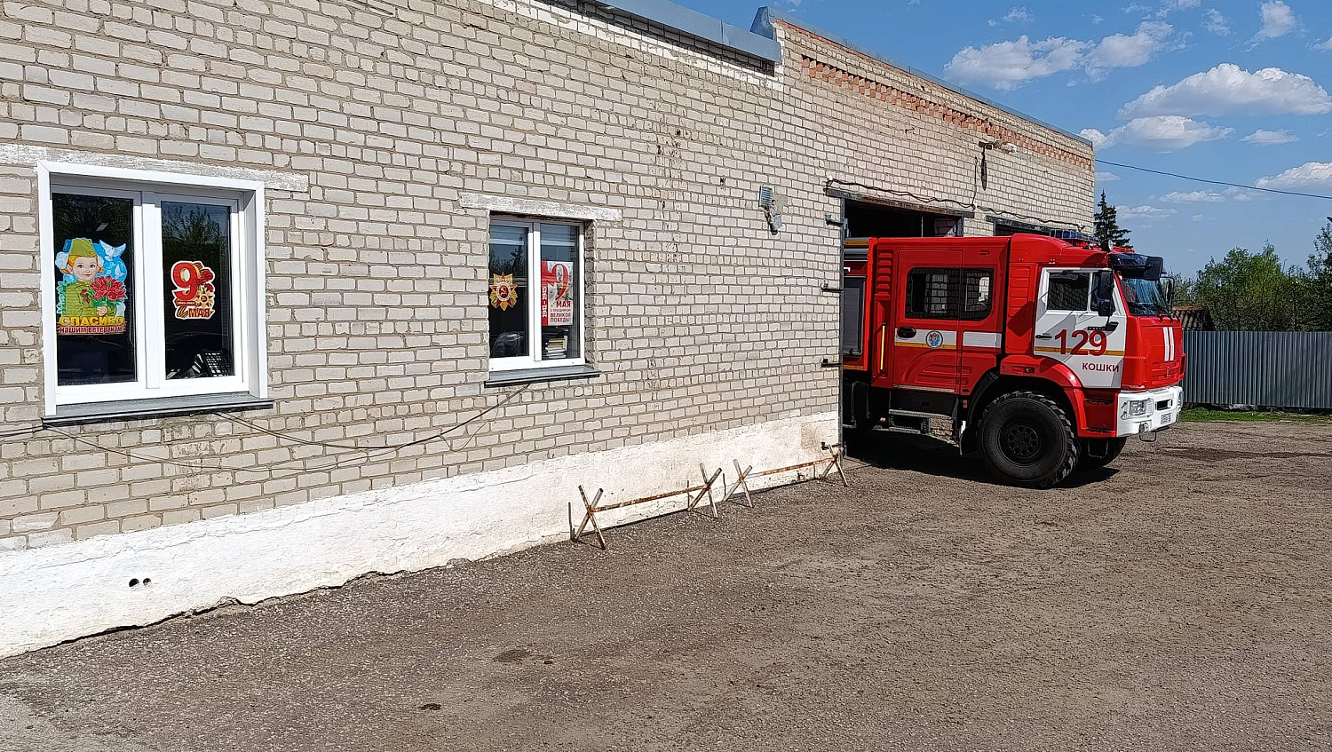 С гордостью присоединились к Всероссийской патриотической акции «Окна Победы» и территориальные подразделения из Алексеевского и Кошкинского районов