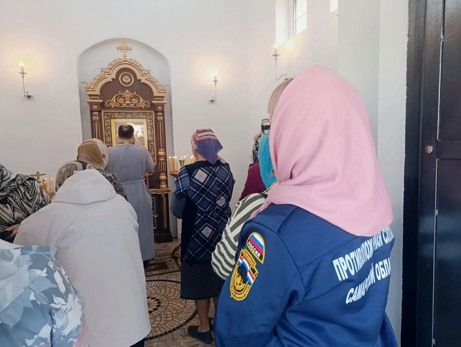 В честь иконы Божией Матери «Неопалимая Купина» продолжают проходить праздничные молебны — в них принимают участие территориальные специалисты противопожарной службы