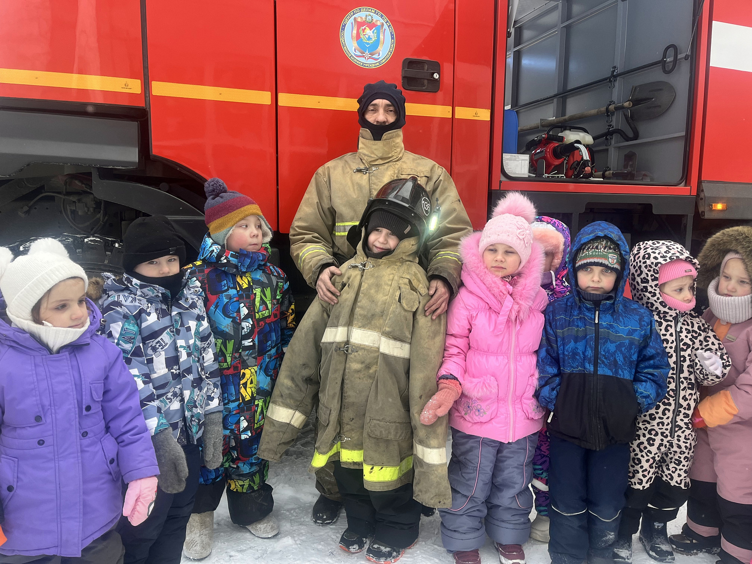Инструктор противопожарной профилактики и боевой расчет пожарно-спасательной части № 136 пожарно-спасательного отряда № 34 побывали в гостях у детей из детского сада