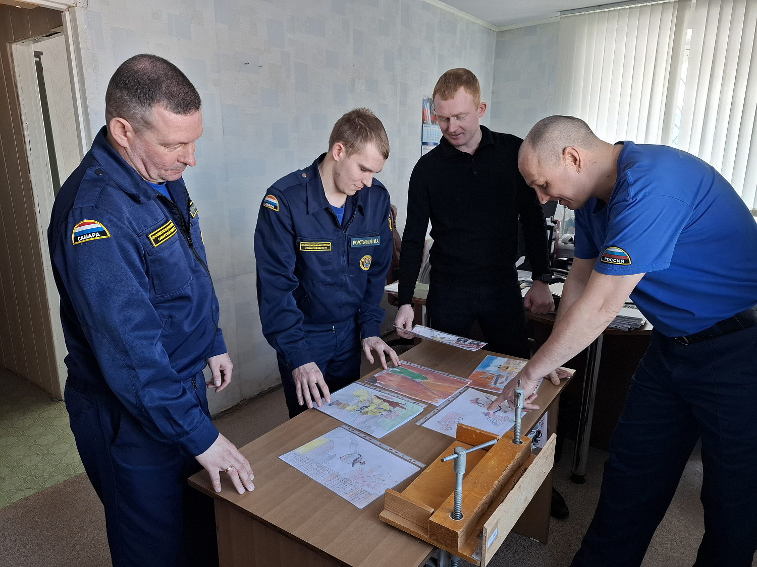 В Нефтегорском и Сызранском районах комиссия из специалистов пожарно-спасательных отрядов №№ 36 и 47 подвели итоги 1-го этапа конкурса рисунков