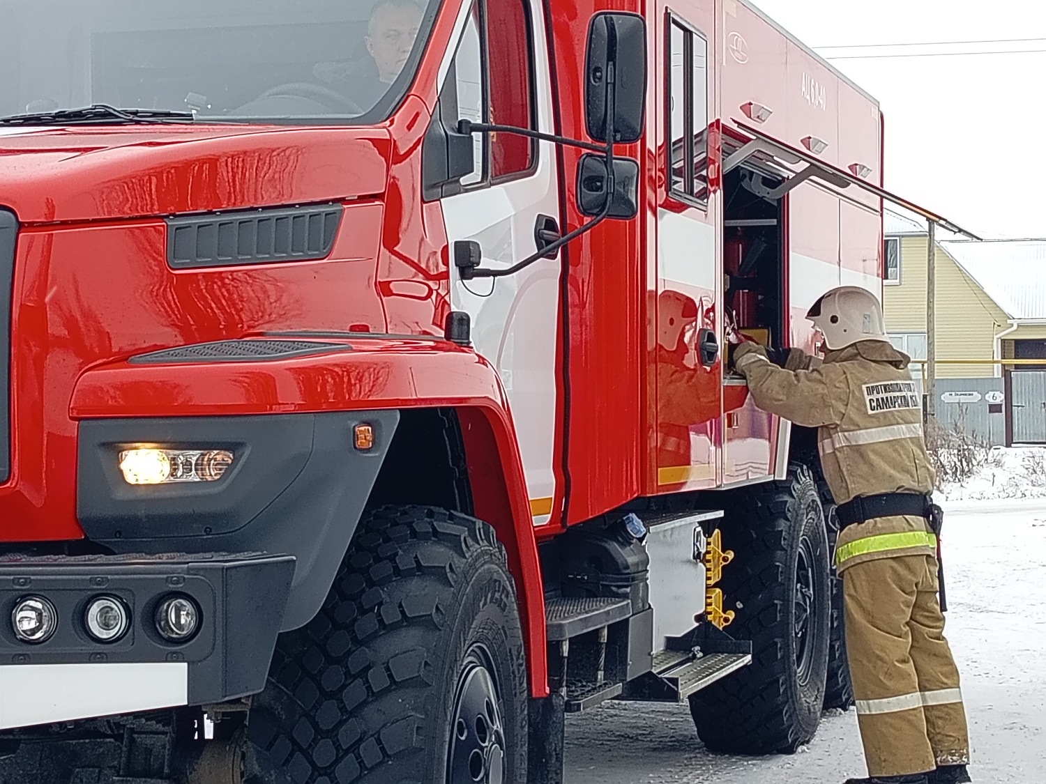 В преддверии новогодних мероприятий дежурный караул пожарно-спасательной части № 132 провели проверки по соблюдению мер пожарной безопасности и работе противопожарного водоснабжения