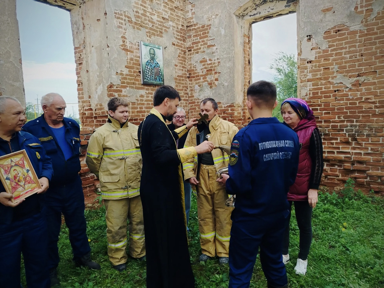 А в Безенчукском районе прошёл молебен о защите от бед и огня в возрождающемся храме «Неопалимая Купина»