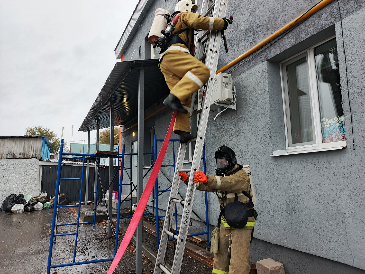 Богатовские огнеборцы в рамках контрольной проверки подразделения отработали алгоритм действий при пожаре