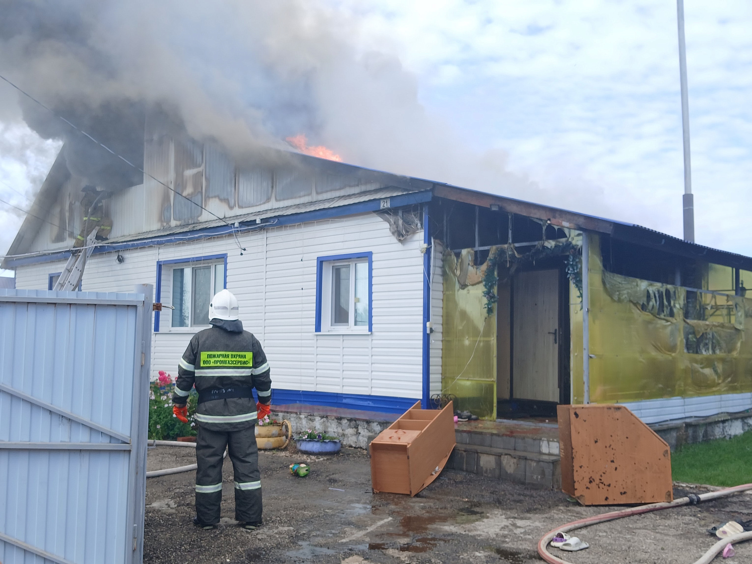 Сегодня утром в Сергиевском районе горела крыша жилого дома